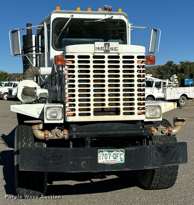 image for item LW9789 1988 Oshkosh P-2526-1 water truck