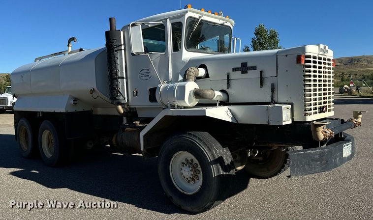 image for item LW9789 1988 Oshkosh P-2526-1 water truck