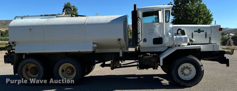 image for item LW9789 1988 Oshkosh P-2526-1 water truck
