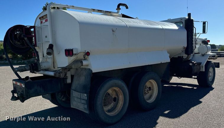 image for item LW9789 1988 Oshkosh P-2526-1 water truck