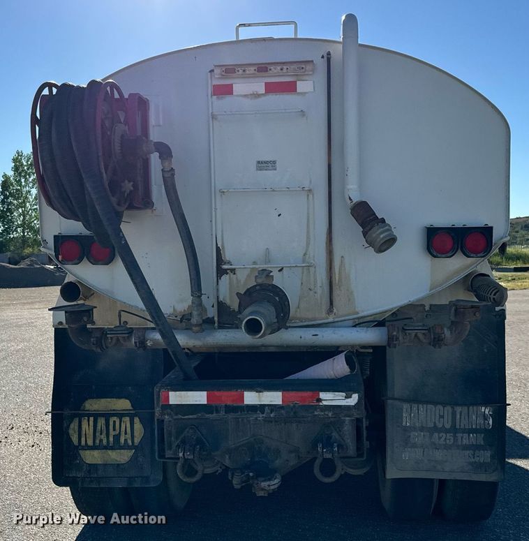 image for item LW9789 1988 Oshkosh P-2526-1 water truck