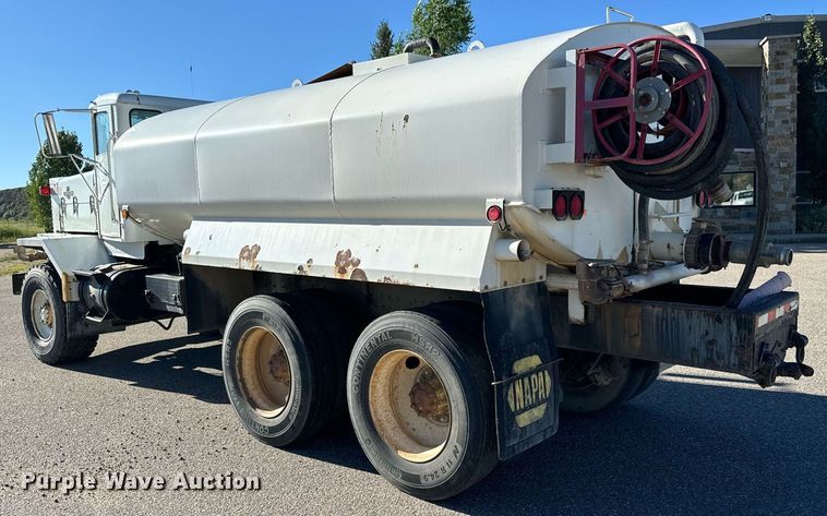 image for item LW9789 1988 Oshkosh P-2526-1 water truck