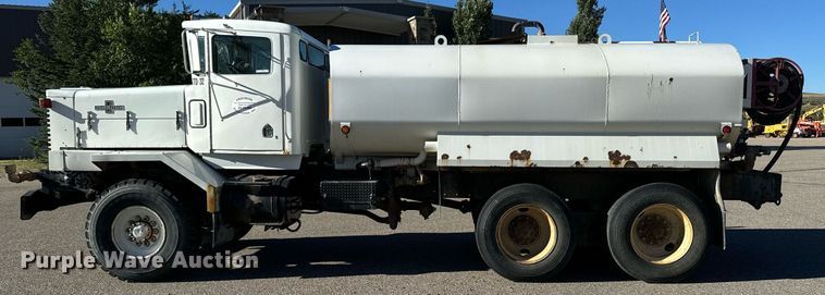 image for item LW9789 1988 Oshkosh P-2526-1 water truck