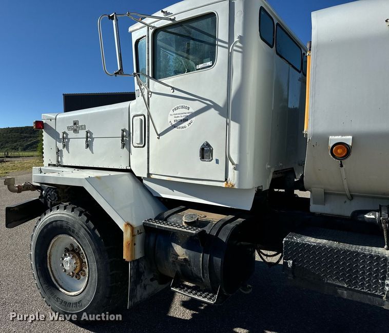 image for item LW9789 1988 Oshkosh P-2526-1 water truck