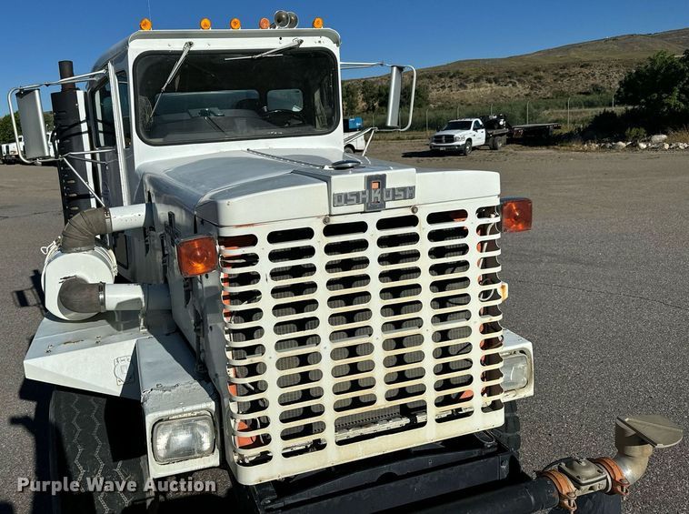 image for item LW9789 1988 Oshkosh P-2526-1 water truck
