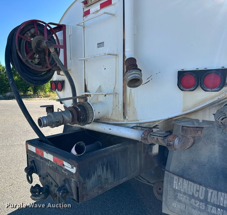 image for item LW9789 1988 Oshkosh P-2526-1 water truck