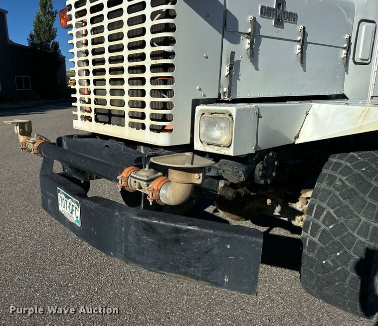 image for item LW9789 1988 Oshkosh P-2526-1 water truck
