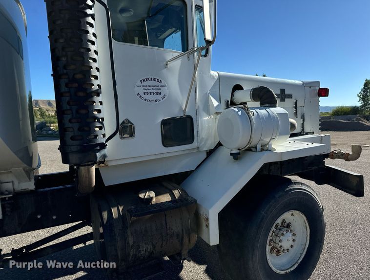 image for item LW9789 1988 Oshkosh P-2526-1 water truck