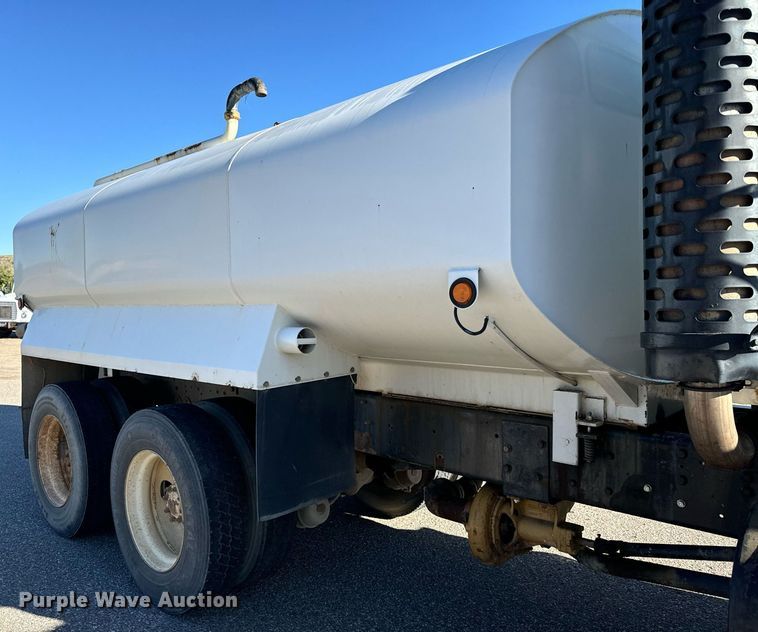 image for item LW9789 1988 Oshkosh P-2526-1 water truck