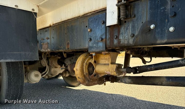 image for item LW9789 1988 Oshkosh P-2526-1 water truck