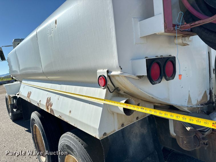 image for item LW9789 1988 Oshkosh P-2526-1 water truck