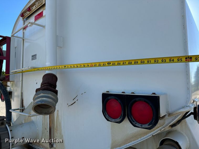 image for item LW9789 1988 Oshkosh P-2526-1 water truck