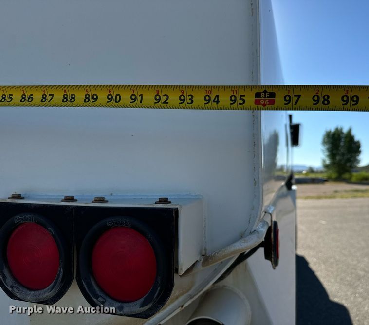 image for item LW9789 1988 Oshkosh P-2526-1 water truck