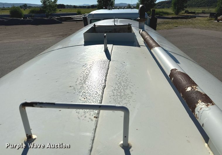 image for item LW9789 1988 Oshkosh P-2526-1 water truck