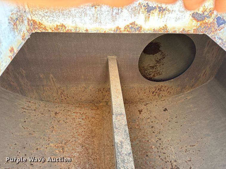 image for item LW9789 1988 Oshkosh P-2526-1 water truck