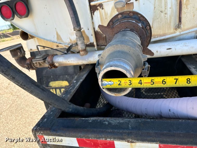 image for item LW9789 1988 Oshkosh P-2526-1 water truck