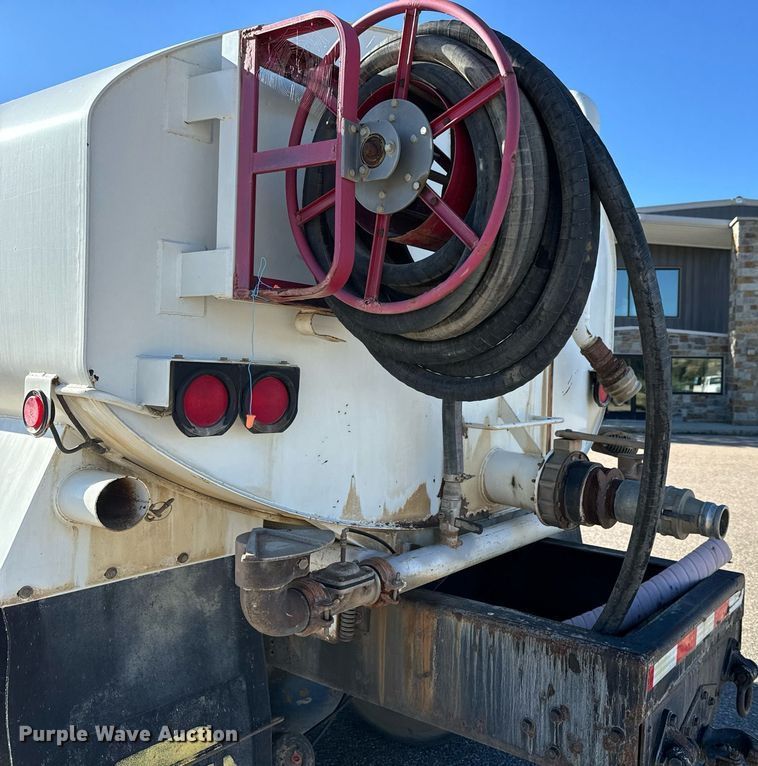 image for item LW9789 1988 Oshkosh P-2526-1 water truck