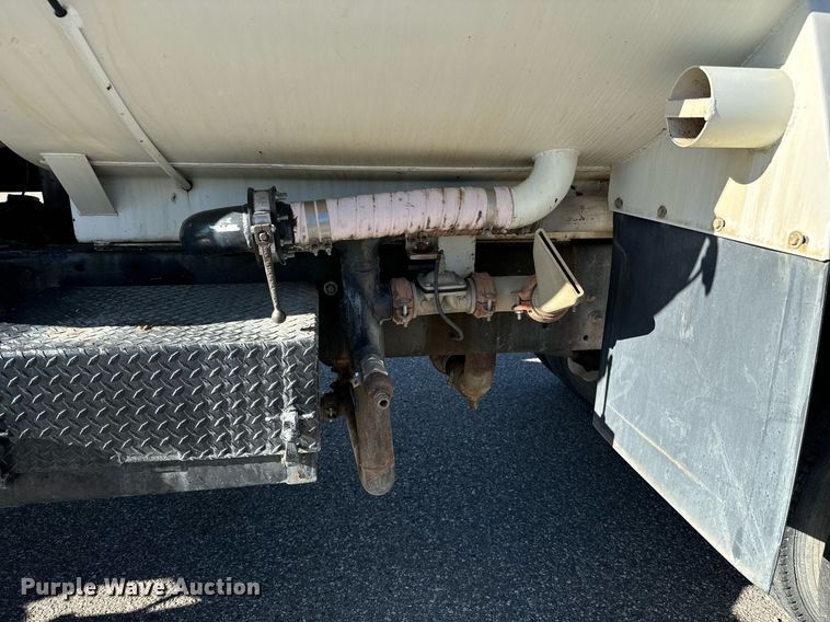 image for item LW9789 1988 Oshkosh P-2526-1 water truck