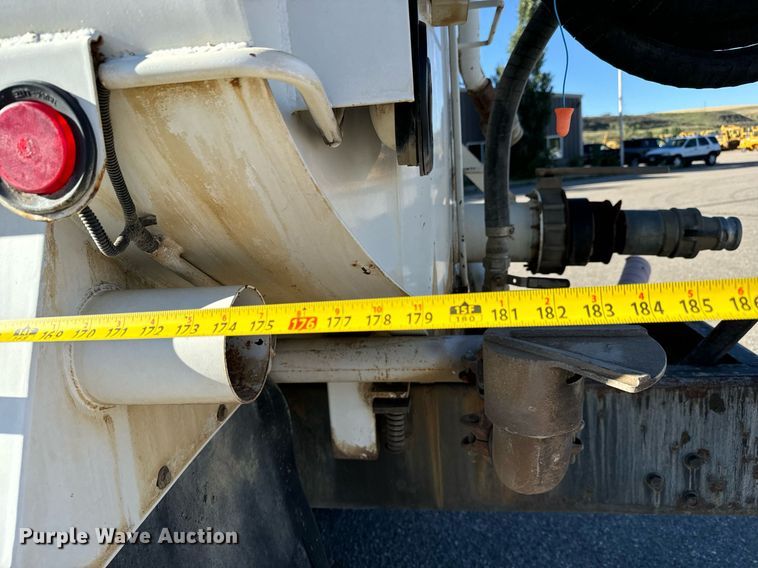 image for item LW9789 1988 Oshkosh P-2526-1 water truck