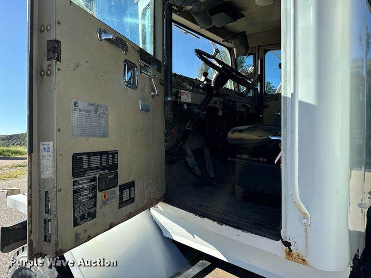 image for item LW9789 1988 Oshkosh P-2526-1 water truck