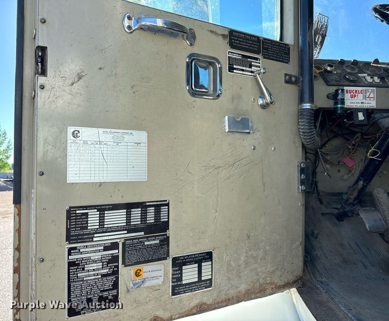 image for item LW9789 1988 Oshkosh P-2526-1 water truck