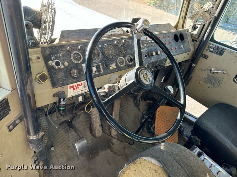 image for item LW9789 1988 Oshkosh P-2526-1 water truck