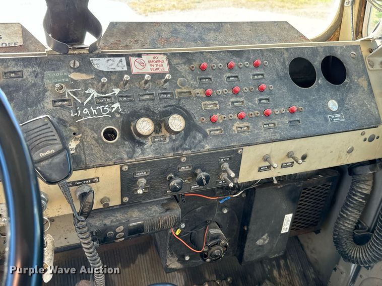 image for item LW9789 1988 Oshkosh P-2526-1 water truck