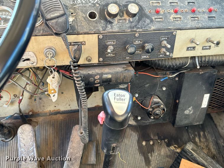 image for item LW9789 1988 Oshkosh P-2526-1 water truck