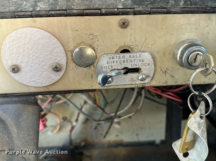 image for item LW9789 1988 Oshkosh P-2526-1 water truck