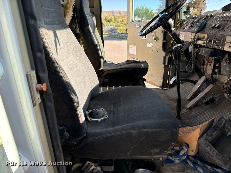 image for item LW9789 1988 Oshkosh P-2526-1 water truck