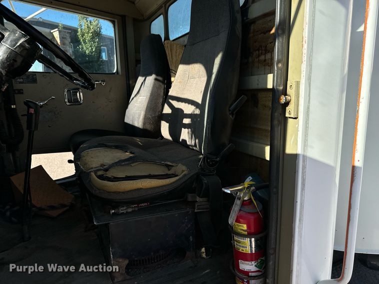 image for item LW9789 1988 Oshkosh P-2526-1 water truck