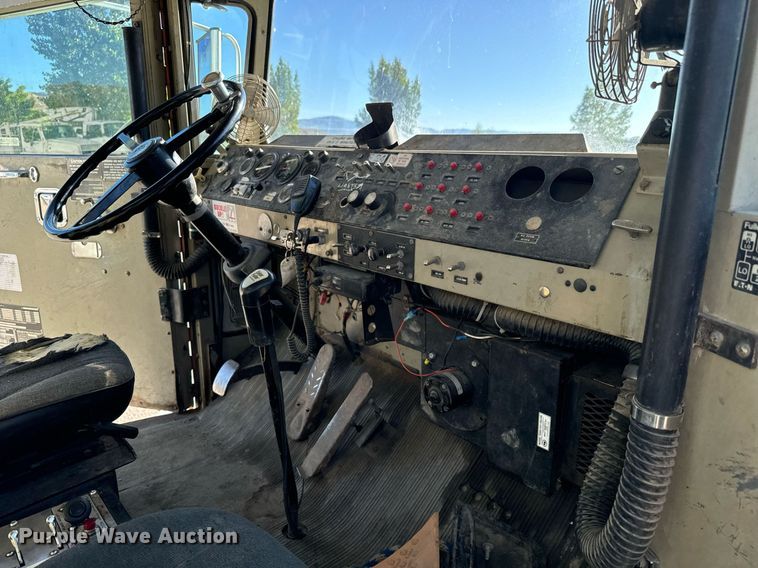 image for item LW9789 1988 Oshkosh P-2526-1 water truck