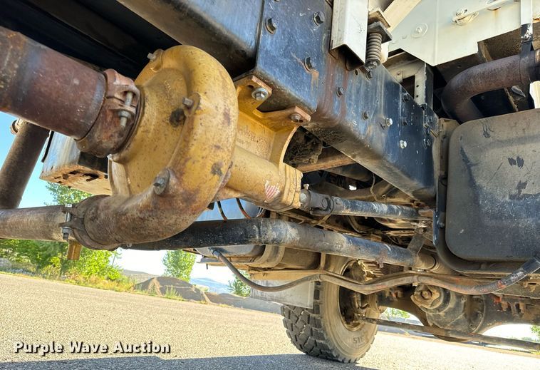 image for item LW9789 1988 Oshkosh P-2526-1 water truck