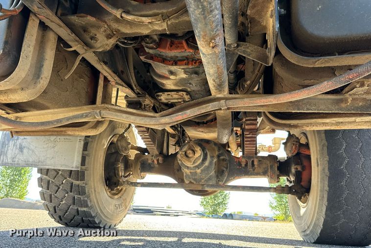 image for item LW9789 1988 Oshkosh P-2526-1 water truck