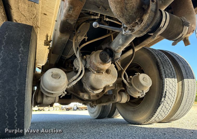 image for item LW9789 1988 Oshkosh P-2526-1 water truck