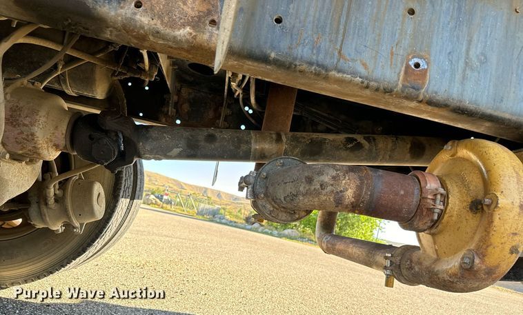 image for item LW9789 1988 Oshkosh P-2526-1 water truck