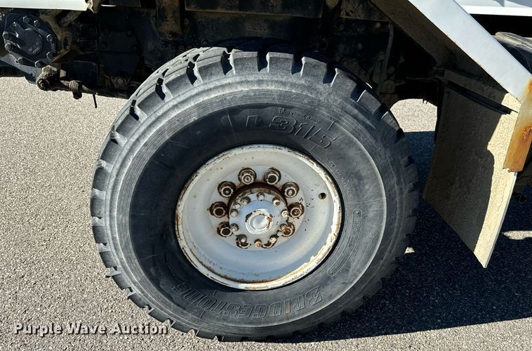 image for item LW9789 1988 Oshkosh P-2526-1 water truck