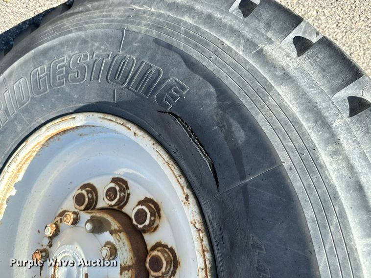 image for item LW9789 1988 Oshkosh P-2526-1 water truck