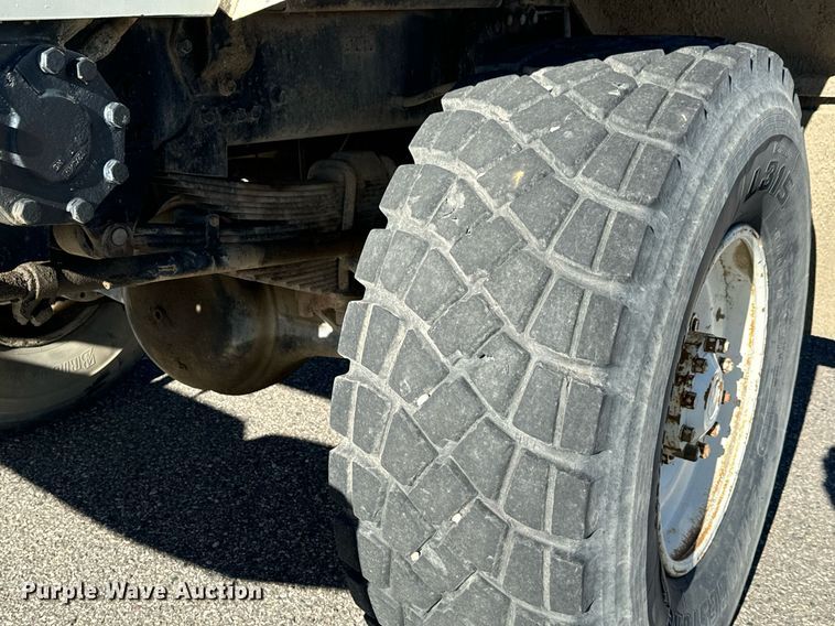 image for item LW9789 1988 Oshkosh P-2526-1 water truck