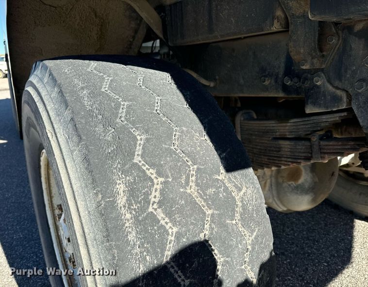 image for item LW9789 1988 Oshkosh P-2526-1 water truck