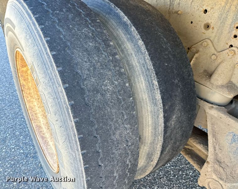 image for item LW9789 1988 Oshkosh P-2526-1 water truck