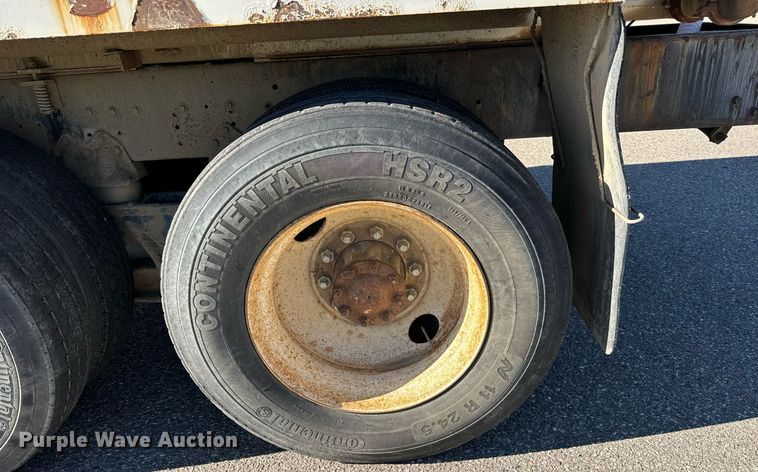 image for item LW9789 1988 Oshkosh P-2526-1 water truck