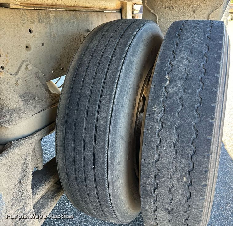 image for item LW9789 1988 Oshkosh P-2526-1 water truck