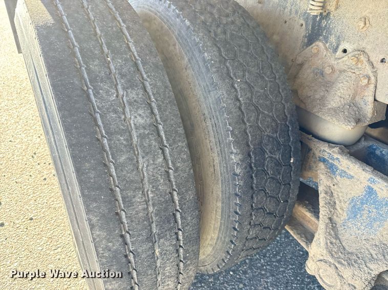 image for item LW9789 1988 Oshkosh P-2526-1 water truck