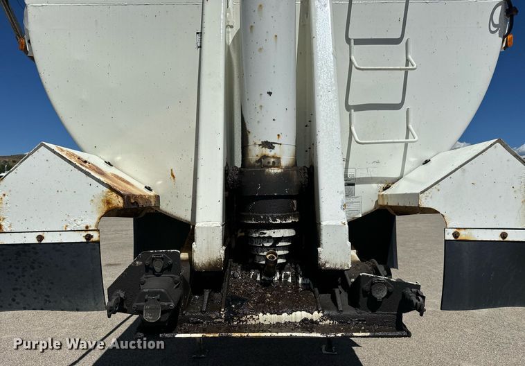 image for item LW9799 2004 Ranch Manufacturing  end dump trailer