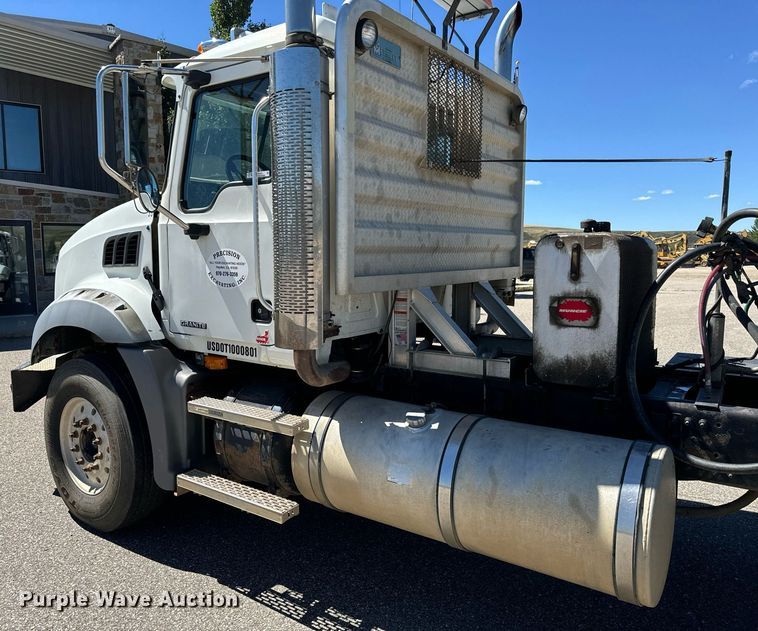 image for item LW9802 2006 Mack CT713 semi truck