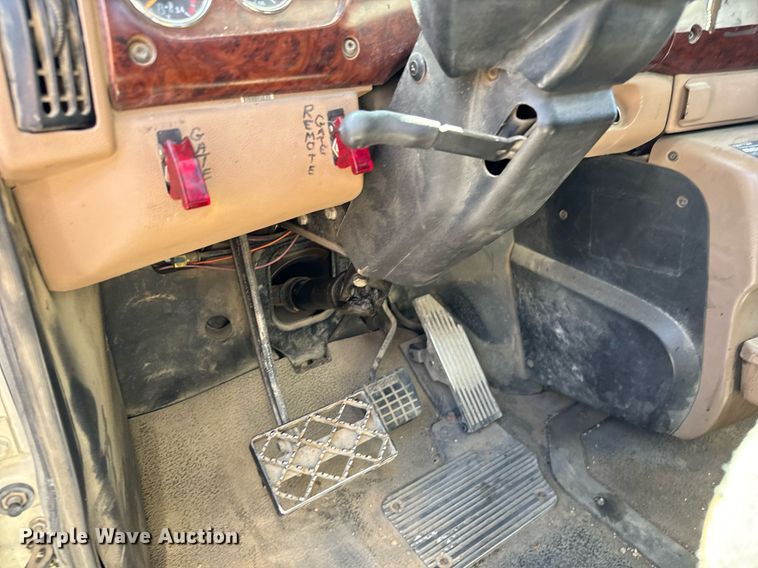 image for item LW9802 2006 Mack CT713 semi truck