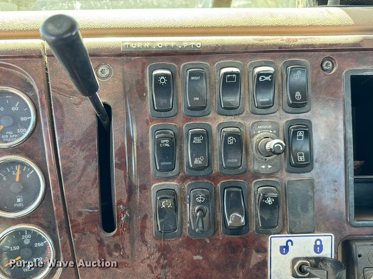 image for item LW9802 2006 Mack CT713 semi truck