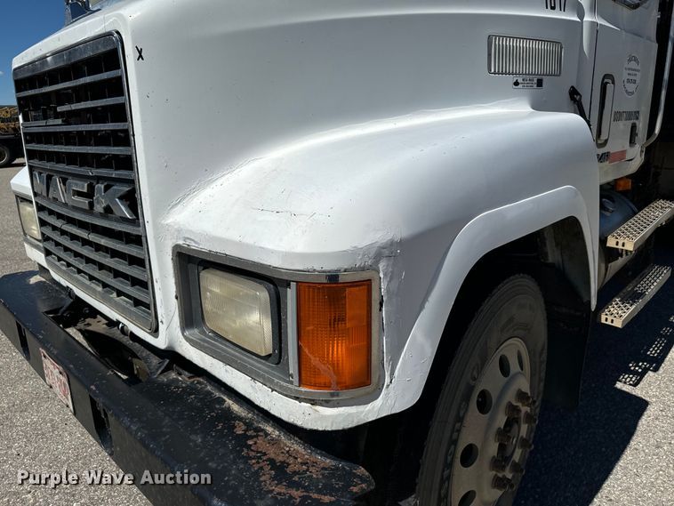 image for item LW9803 1999 Mack CH613 dump truck