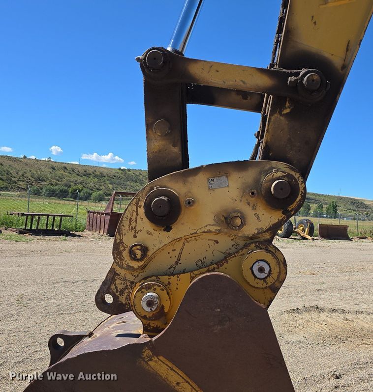 image for item LW9806 2005 Caterpillar 325C L excavator